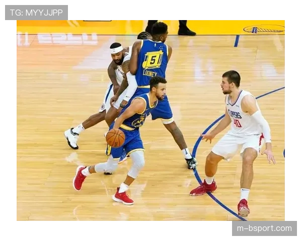 民间篮球赛事报告显示,“挡拆后分球外线”已成为业余赛场最常用战术